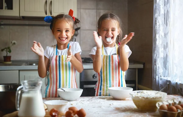 Irmãs felizes crianças meninas assar biscoitos, amassar massa, jogar sagacidade — Fotografia de Stock