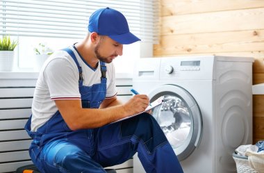Adam tesisatçı çalışma Çamaşırhane çamaşır makinesi tamir