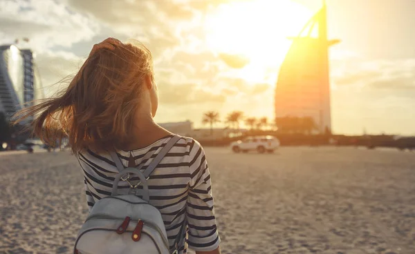 Happy woman enjoying freedom on sea at Burj Al Arab, hotel in Du — Stock Photo, Image