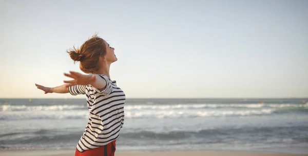 Femme heureuse jouissant de la liberté avec les mains ouvertes sur la mer — Photo