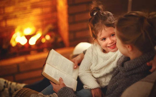 Ibu dan anak keluarga bahagia membaca buku pada malam musim dingin — Stok Foto