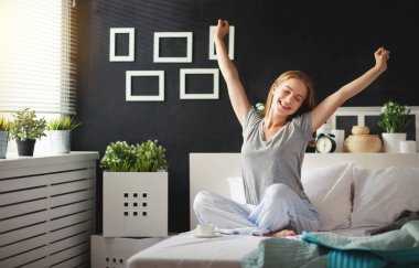genç kadın sabah yatak odasında windo tarafından uyandım