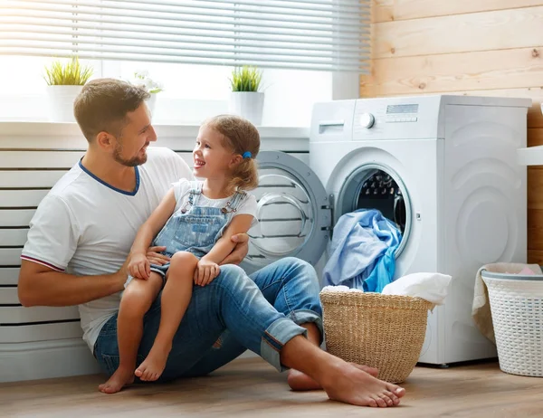 Glücklicher Familienvater Vater Haushälter und Kind in der Wäscherei mit — Stockfoto