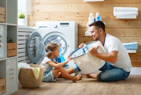 Feliz familia hombre padre cabeza de familia y el niño en la lavandería con — Foto de Stock