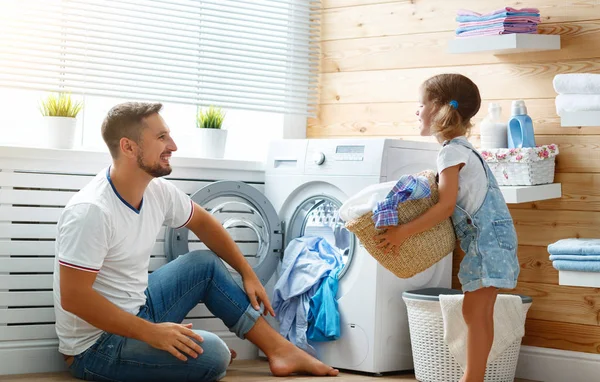 Šťastný otec rodiny hospodáře otec a dítě v prádelně s — Stock fotografie