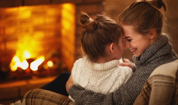 Famille mère et enfant câlins et rire le soir d'hiver par f — Photo