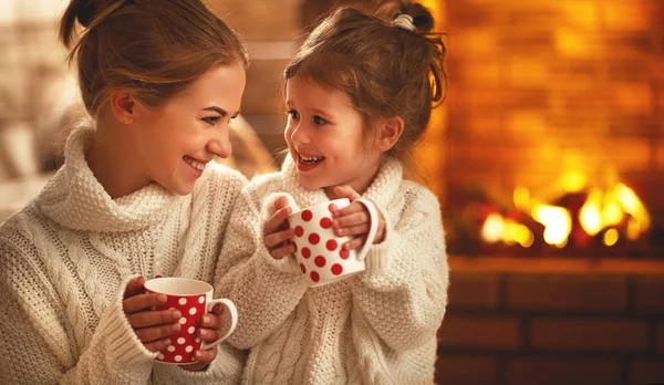 Οικογένεια μητέρα και παιδί, πίνοντας τσάι και γέλιο σε χειμώνα, ακόμη και — Φωτογραφία Αρχείου