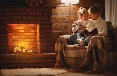 mutlu aile anne ve çocuk kızı kış olmadığım kitap okumak