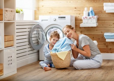 Mutlu aile anne ev kadını ve çocuğunu j ile Çamaşırhane