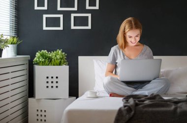 dizüstü bilgisayar ve morni kahve fincan genç güzel kadın