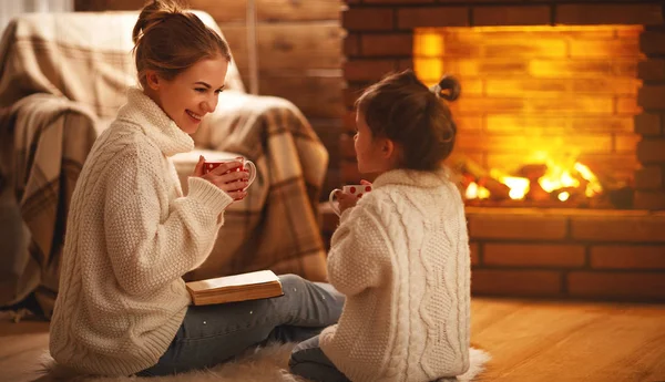 Mutter-Kind-Familie liest am Winterabend bei Feuerwerk Buch — Stockfoto