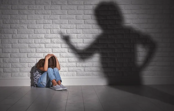 Violencia doméstica. madre enojada regaña hija asustada —  Fotos de Stock