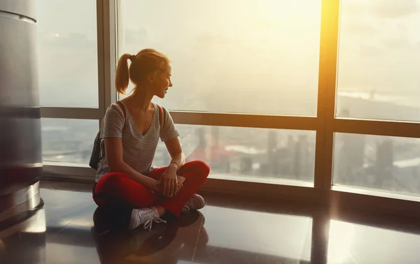 Girl tourist at window of skyscraper — Stock Photo, Image