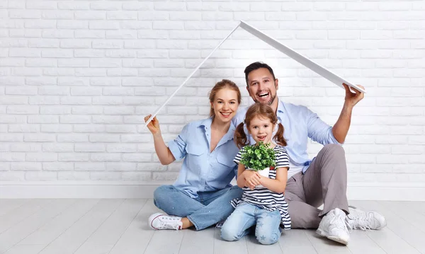 Concept huisvesting jonge gezin. Moeder vader en kind in nieuwe h — Stockfoto