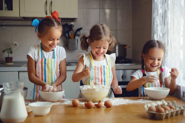 Irmãs felizes crianças meninas assar biscoitos, amassar massa, jogar sagacidade — Fotografia de Stock