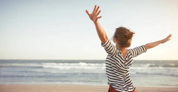 Mujer feliz disfrutando de la libertad con las manos abiertas en el mar —  Fotos de Stock