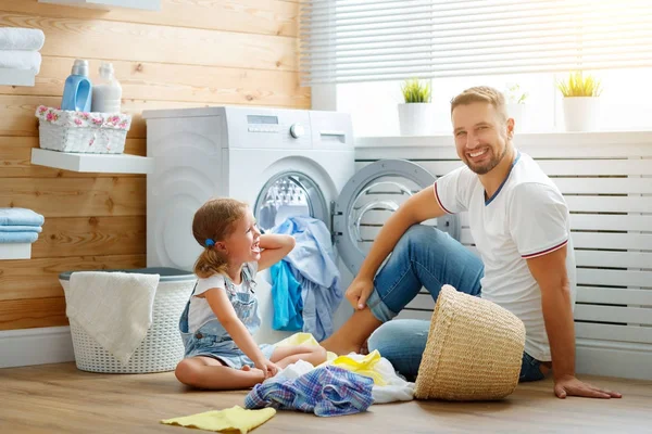 Felice padre di famiglia padre capofamiglia e bambino in lavanderia con — Foto Stock