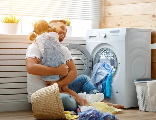 Homem de família feliz pai chefe de família e criança na lavanderia com — Fotografia de Stock