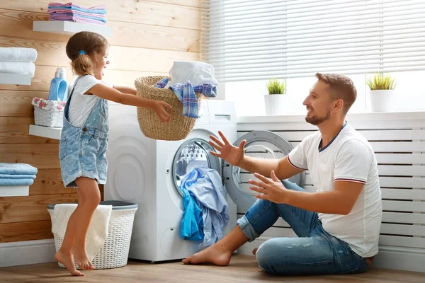 Feliz familia hombre padre cabeza de familia y el niño en la lavandería con — Foto de Stock