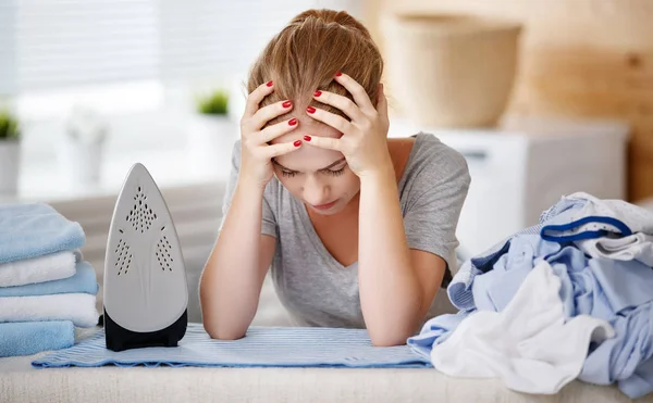 Mujer cansada ama de casa planchar ropa plancha en laundr — Foto de Stock