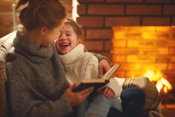 Szczęśliwa rodzina córka matka i dziecko czytać książki na zimowe hotelowe — Zdjęcie stockowe