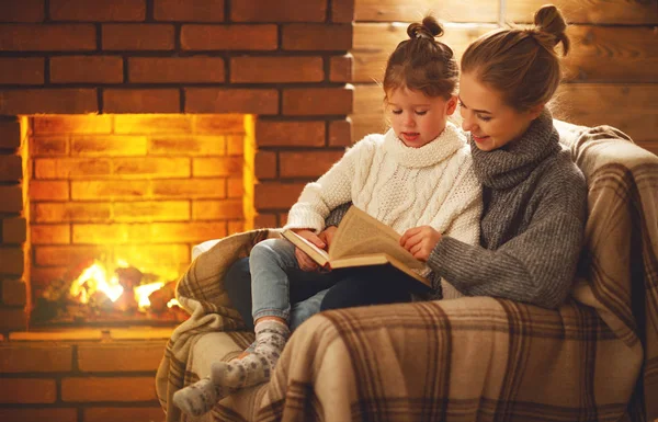Gelukkige familie moeder en kind dochter lezen boek op winter Arnhem — Stockfoto