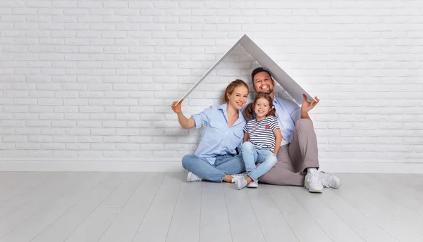 Концепция жилья молодой семьи. Мать, отец и ребенок в новом часе — стоковое фото