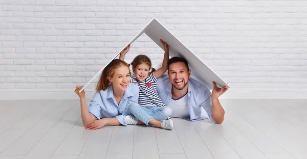 Concetto di alloggio giovane famiglia. Madre padre e figlio in nuovo h — Foto Stock