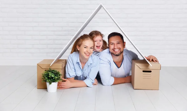 Concepto de vivienda familiar joven. Madre padre e hijo en nueva h —  Fotos de Stock