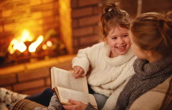 Lyckliga familjen mor och barn dotter läsa bok på vintern knappt — Stockfoto