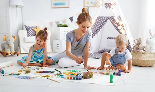 Η δημιουργικότητα των παιδιών. η μητέρα και τα παιδιά να επιστήσω χρώματα στο παιχνίδι — Φωτογραφία Αρχείου