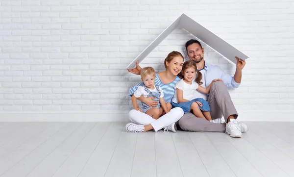 Concepto de vivienda de una familia joven. madre padre e hijos en n — Foto de Stock