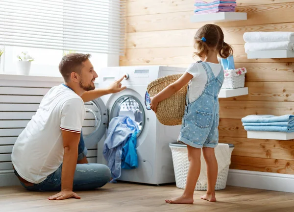 Homem de família feliz pai chefe de família e criança na lavanderia com — Fotografia de Stock