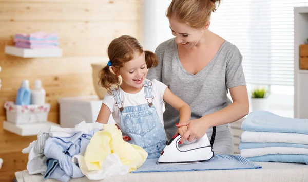 Glücklich Familie Mutter Hausfrau und Kind Tochter Bügeln von Kleidung — Stockfoto