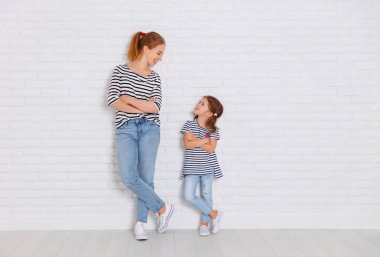 mutlu aile anne ve çocuk kızı boş bir duvara yakın:
