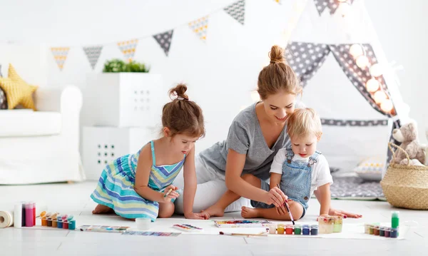 La créativité des enfants. mère et les enfants dessinent des peintures dans le jeu — Photo