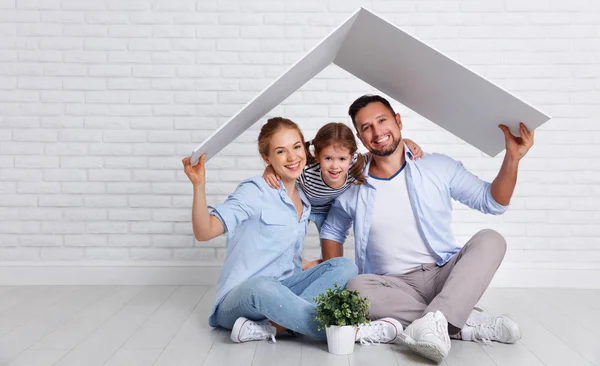 Concept huisvesting jonge gezin. Moeder vader en kind in nieuwe h — Stockfoto