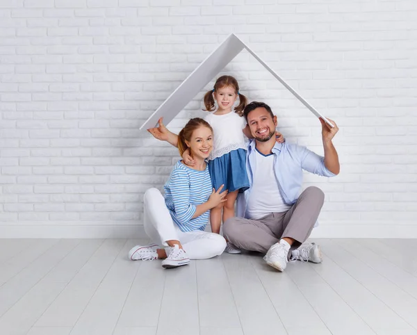 Concepto de vivienda familiar joven. Madre padre e hijo en nueva h — Foto de Stock