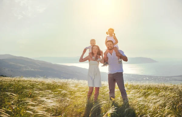Šťastná rodina: matka, otec, děti syn a dcera na sunse — Stock fotografie