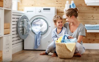 Mutlu aile anne ev kadını ve çocuğunu j ile Çamaşırhane