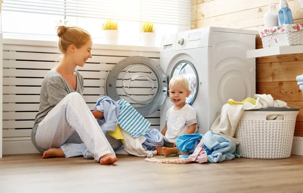 Mutlu aile anne bebek ve ev kadını oğul Çamaşırhane yük