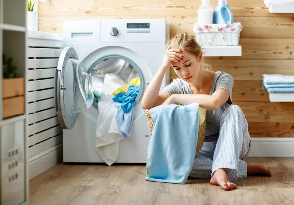 Mujer Cansada Ama Casa Estrés Duerme Lavandería Con Lavadora — Foto de Stock