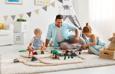 aile baba ve çocuk oyun odası bir oyuncak tren oyna