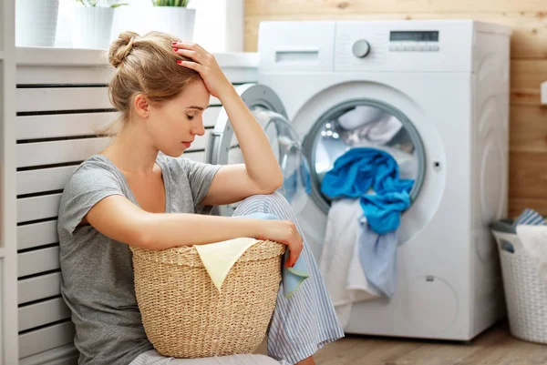 Mujer cansada ama de casa en el estrés duerme en la lavandería con lavado —  Fotos de Stock