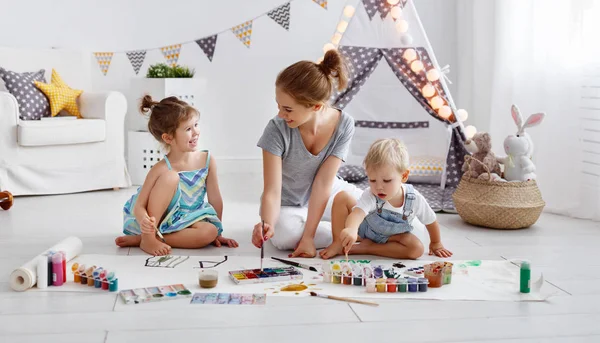 Η δημιουργικότητα των παιδιών. η μητέρα και τα παιδιά να επιστήσω χρώματα στο παιχνίδι — Φωτογραφία Αρχείου