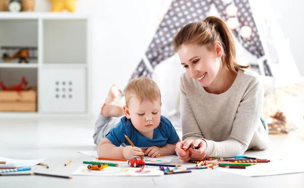 Детское творчество. мать и маленький сын рисуют вместе — стоковое фото