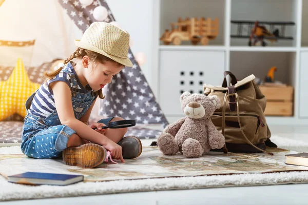 Niña divertida turista con mapa del mundo, mochila y lupa — Foto de Stock