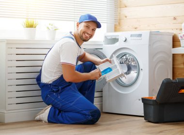 Adam tesisatçı çalışma Çamaşırhane çamaşır makinesi tamir