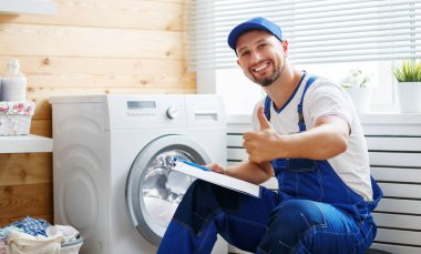 Adam tesisatçı çalışma Çamaşırhane çamaşır makinesi tamir