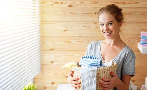 Mujer ama de casa feliz en la sala de lavandería con lavadora — Foto de Stock